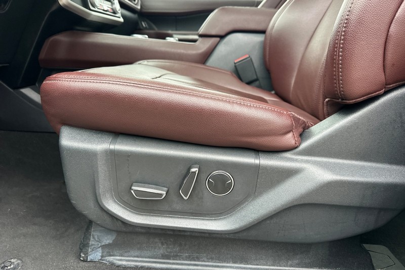 Ford Expedition Max Vehicle Full-screen Gallery Image 13