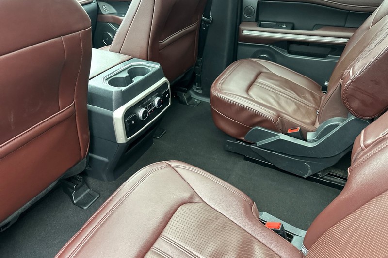 Ford Expedition Max Vehicle Full-screen Gallery Image 14