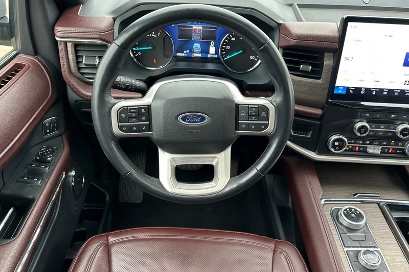 Ford Expedition Max Vehicle Full-screen Gallery Image 16