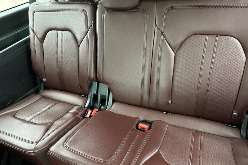 Ford Expedition Max Vehicle Full-screen Gallery Image 18