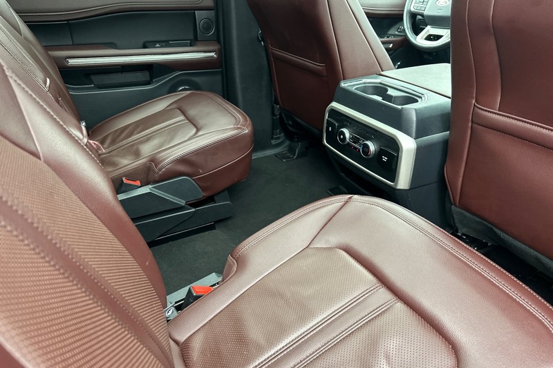 Ford Expedition Max Vehicle Full-screen Gallery Image 19
