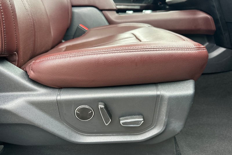 Ford Expedition Max Vehicle Full-screen Gallery Image 24