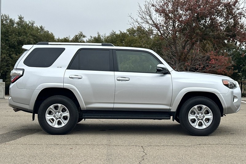 Toyota 4Runner Vehicle Full-screen Gallery Image 03