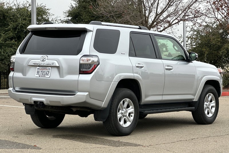 Toyota 4Runner Vehicle Full-screen Gallery Image 04