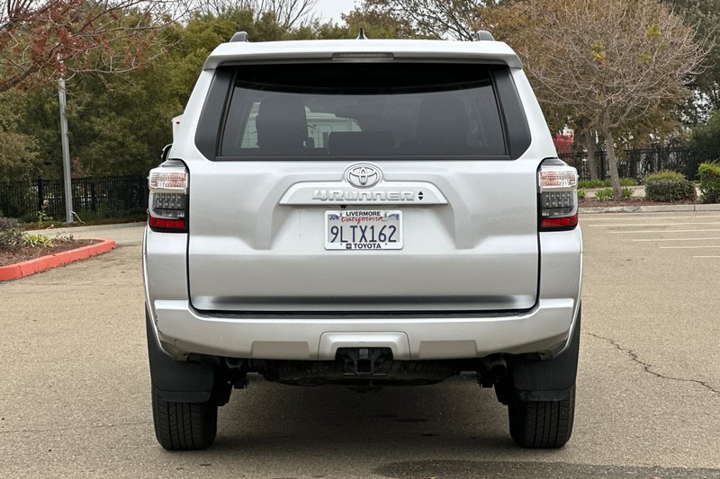 Toyota 4Runner Vehicle Full-screen Gallery Image 05