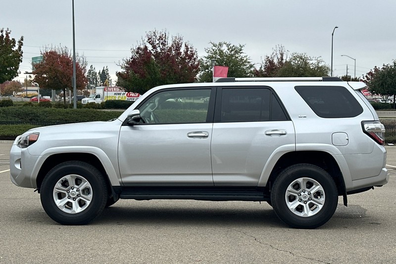 Toyota 4Runner Vehicle Full-screen Gallery Image 07