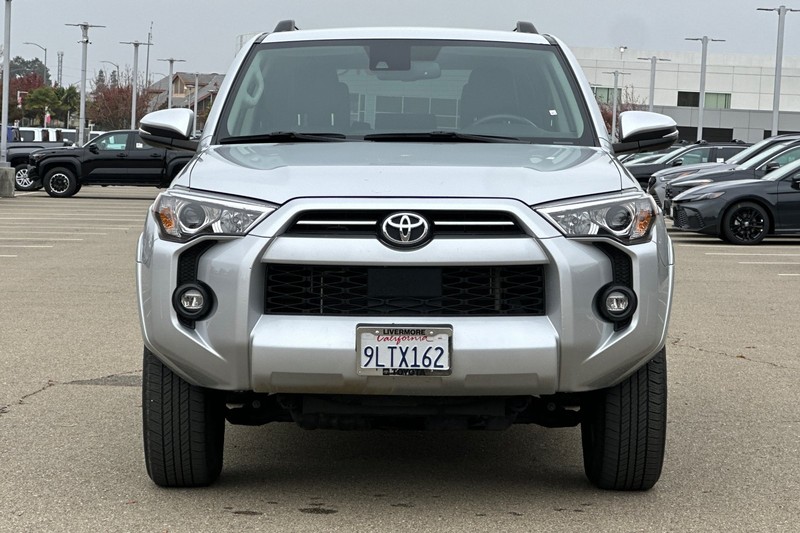Toyota 4Runner Vehicle Full-screen Gallery Image 09