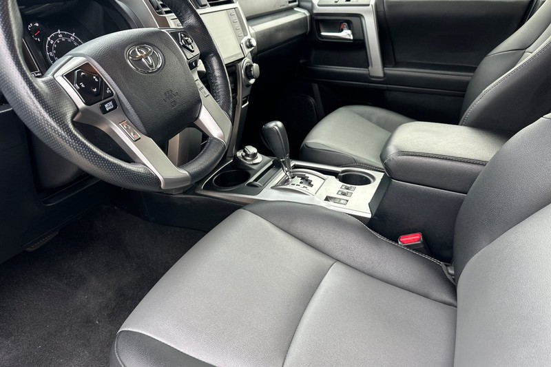 Toyota 4Runner Vehicle Full-screen Gallery Image 10