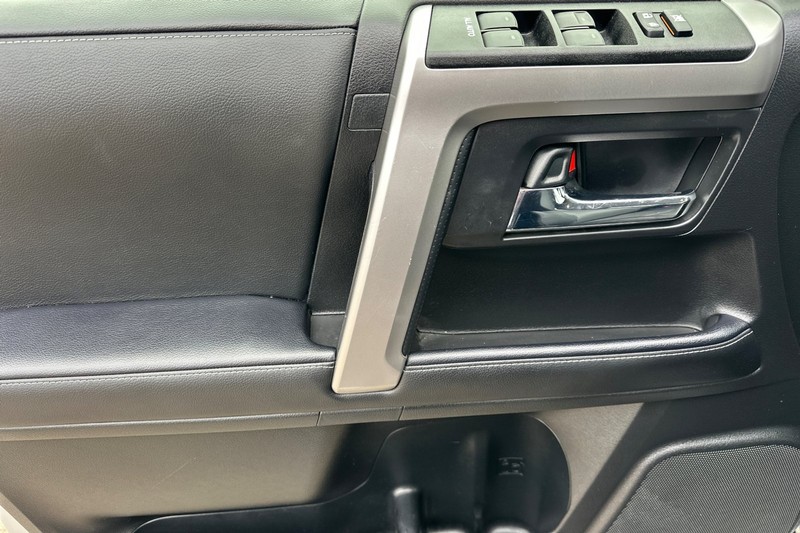 Toyota 4Runner Vehicle Full-screen Gallery Image 11