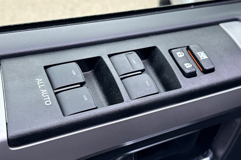 Toyota 4Runner Vehicle Full-screen Gallery Image 12