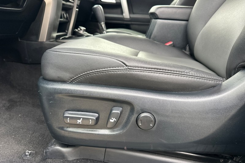 Toyota 4Runner Vehicle Full-screen Gallery Image 13