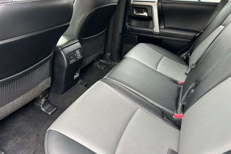 Toyota 4Runner Vehicle Full-screen Gallery Image 14