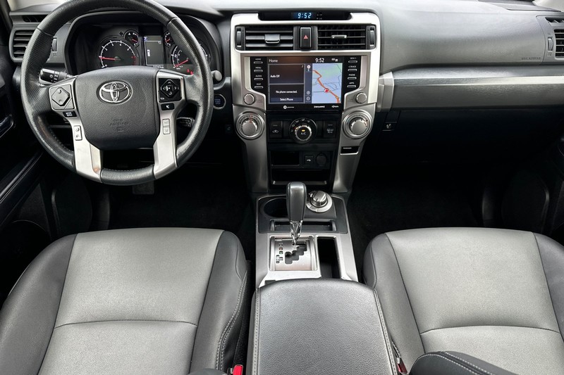 Toyota 4Runner Vehicle Full-screen Gallery Image 15