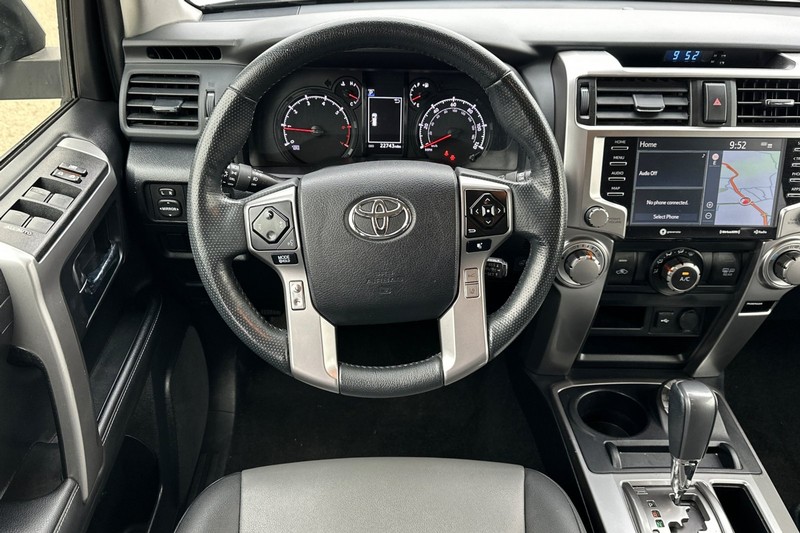 Toyota 4Runner Vehicle Full-screen Gallery Image 16