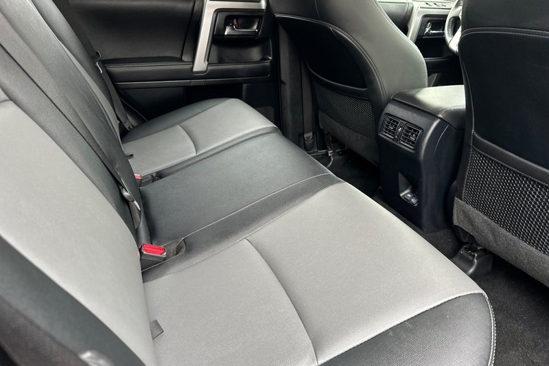 Toyota 4Runner Vehicle Full-screen Gallery Image 18