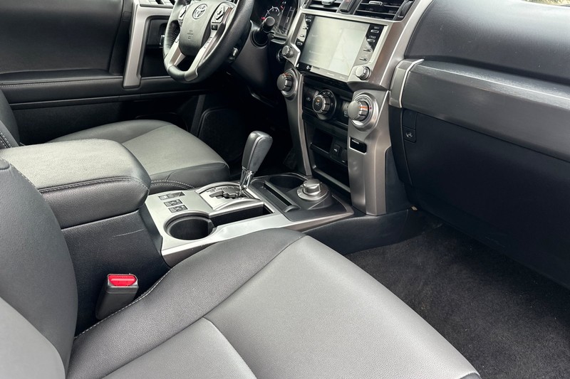 Toyota 4Runner Vehicle Full-screen Gallery Image 19
