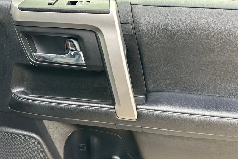 Toyota 4Runner Vehicle Full-screen Gallery Image 21