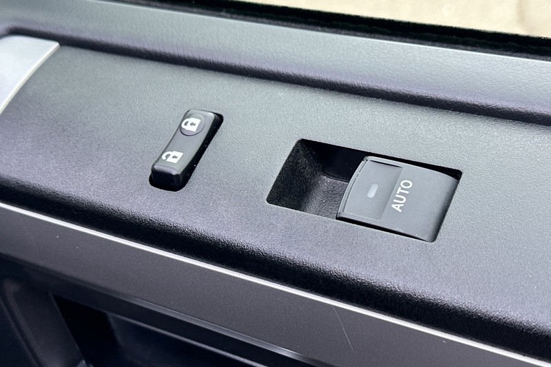 Toyota 4Runner Vehicle Full-screen Gallery Image 22