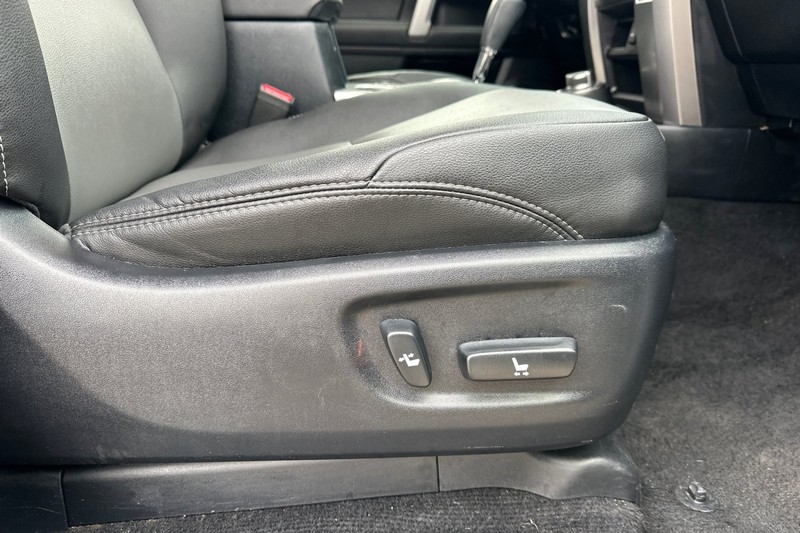 Toyota 4Runner Vehicle Full-screen Gallery Image 23