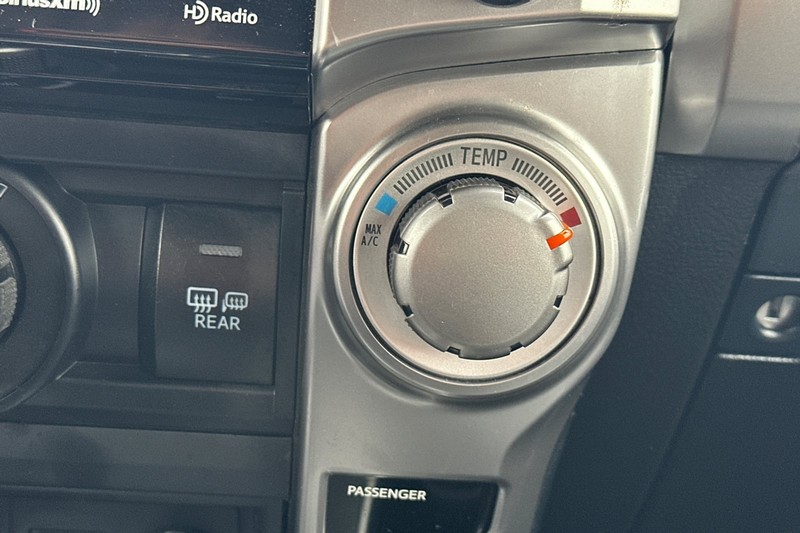 Toyota 4Runner Vehicle Full-screen Gallery Image 30