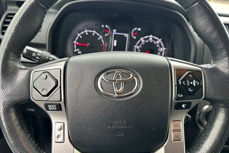 Toyota 4Runner Vehicle Full-screen Gallery Image 36