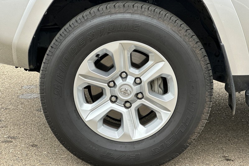 Toyota 4Runner Vehicle Full-screen Gallery Image 47