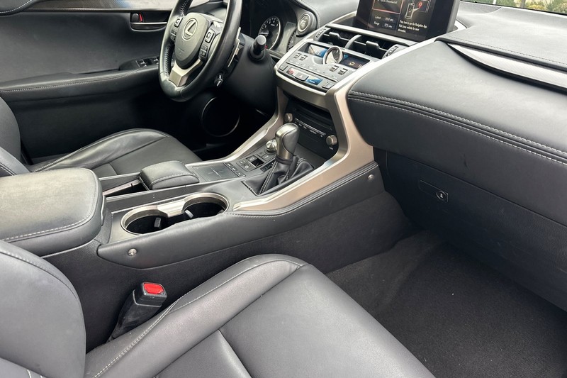 Lexus NX Vehicle Full-screen Gallery Image 19