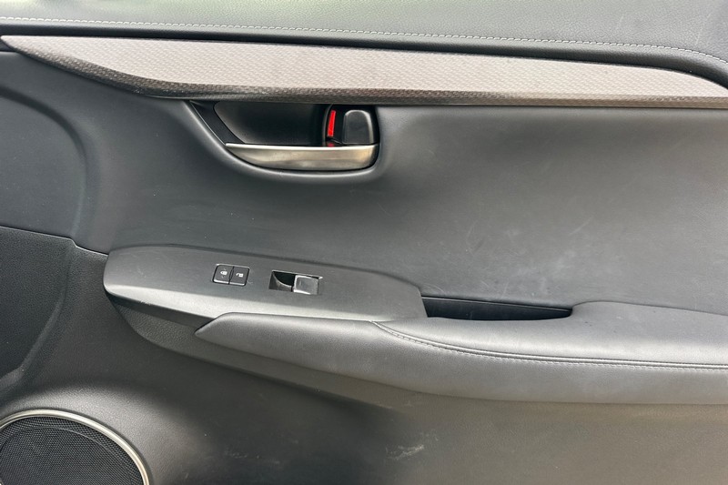 Lexus NX Vehicle Full-screen Gallery Image 21