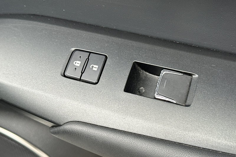 Lexus NX Vehicle Full-screen Gallery Image 22