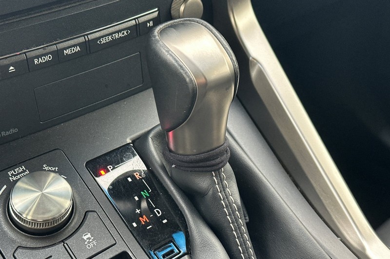 Lexus NX Vehicle Full-screen Gallery Image 34