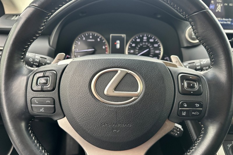 Lexus NX Vehicle Full-screen Gallery Image 36