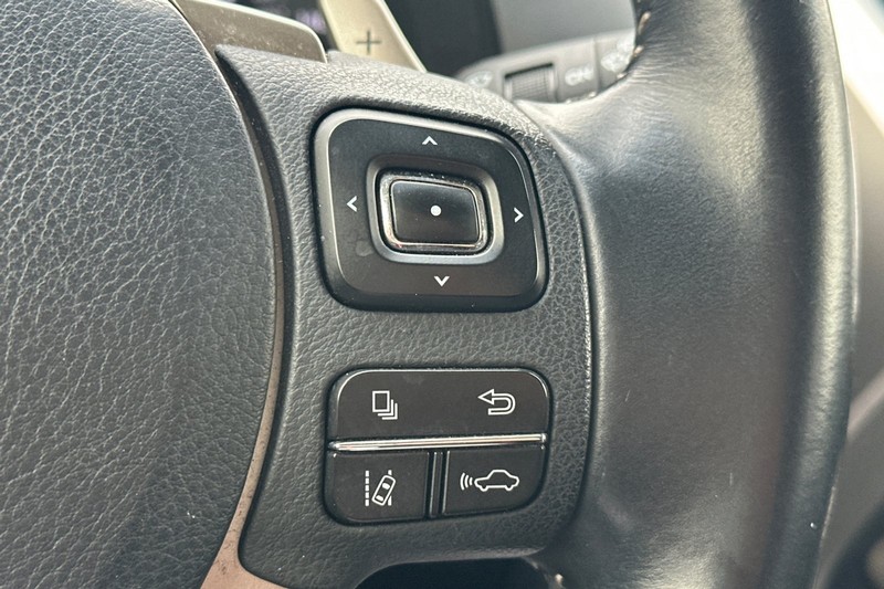 Lexus NX Vehicle Full-screen Gallery Image 39