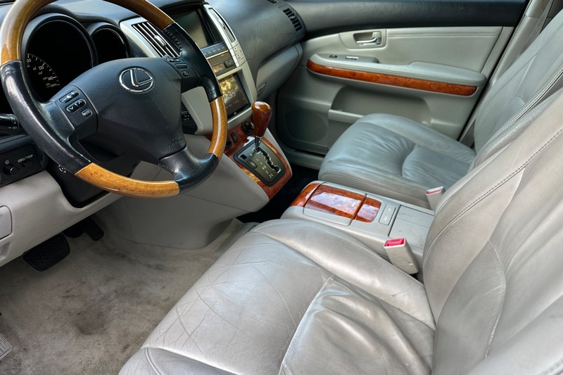 Lexus RX 330 Vehicle Full-screen Gallery Image 10