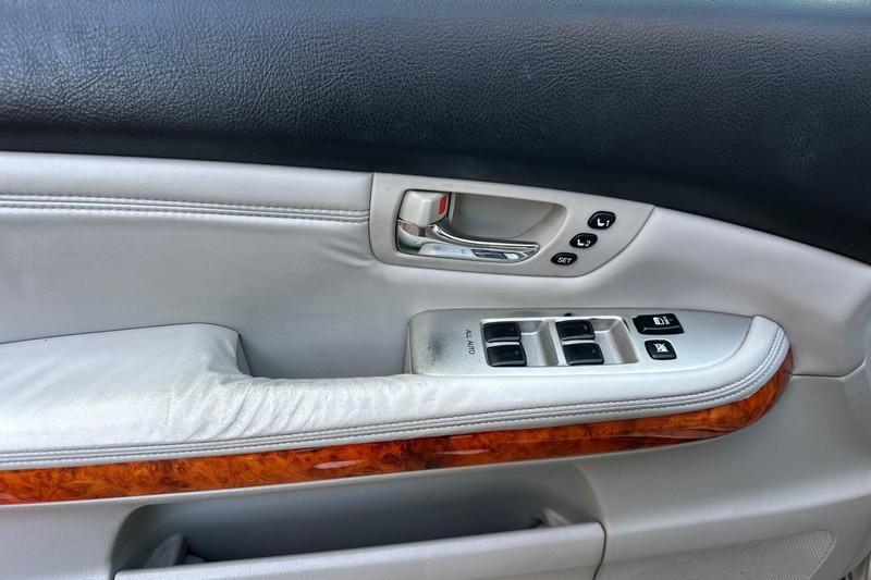 Lexus RX 330 Vehicle Full-screen Gallery Image 11