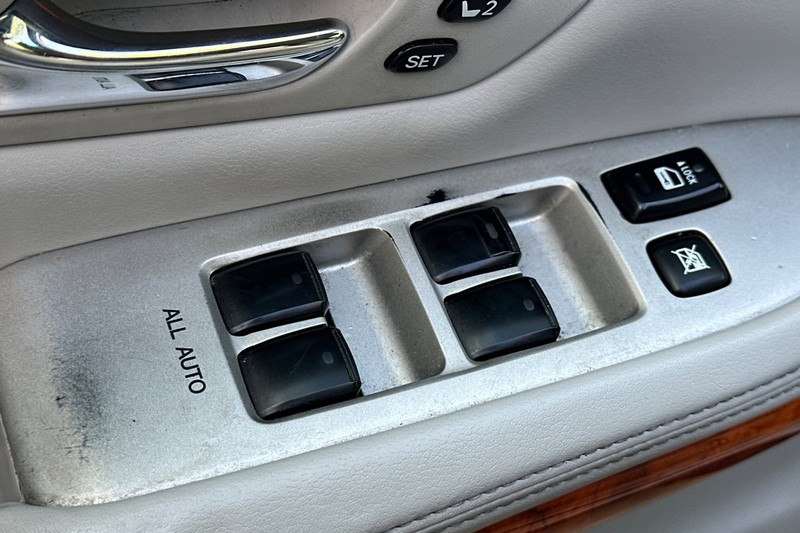 Lexus RX 330 Vehicle Full-screen Gallery Image 12