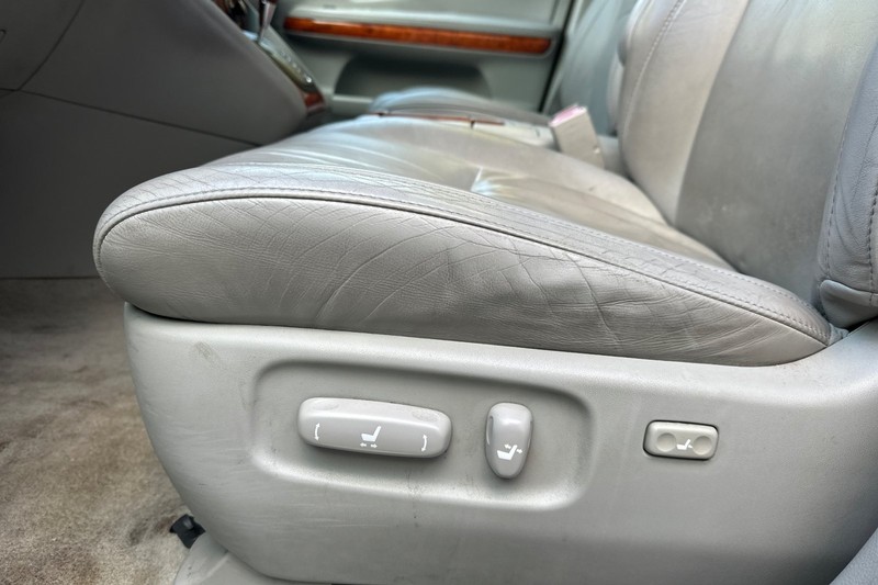 Lexus RX 330 Vehicle Full-screen Gallery Image 13