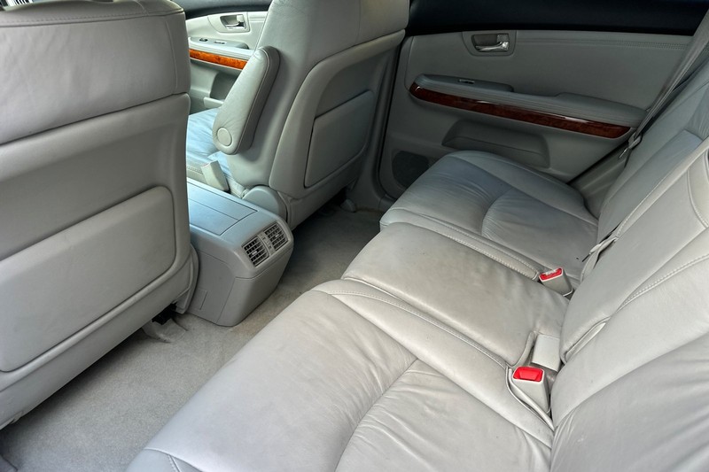 Lexus RX 330 Vehicle Full-screen Gallery Image 14