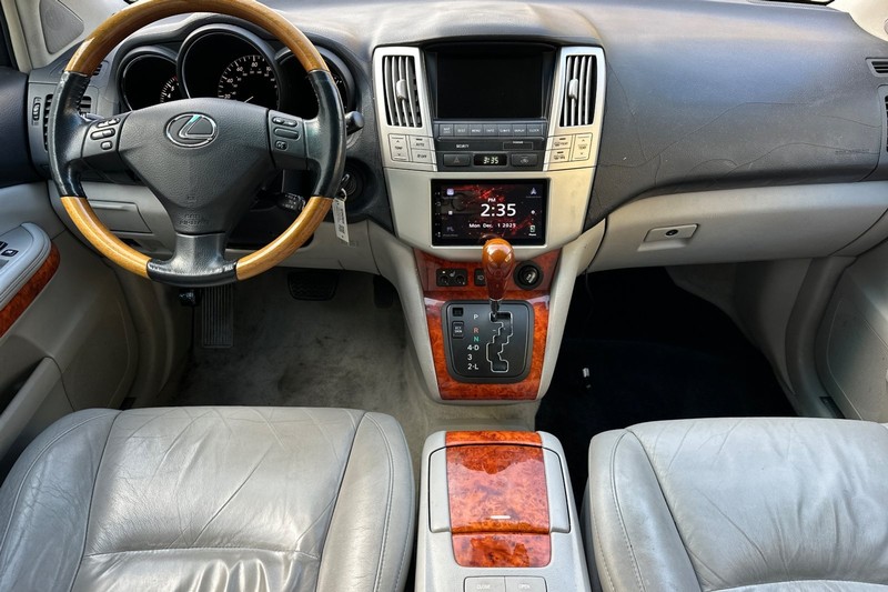 Lexus RX 330 Vehicle Full-screen Gallery Image 15