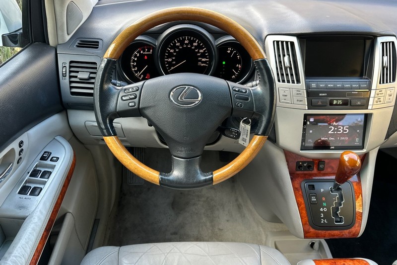 Lexus RX 330 Vehicle Full-screen Gallery Image 16