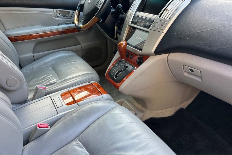 Lexus RX 330 Vehicle Full-screen Gallery Image 18