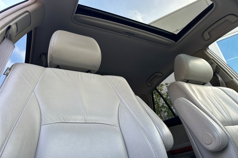 Lexus RX 330 Vehicle Full-screen Gallery Image 19