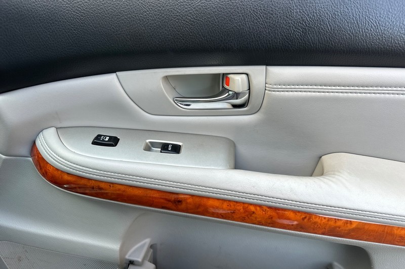 Lexus RX 330 Vehicle Full-screen Gallery Image 20