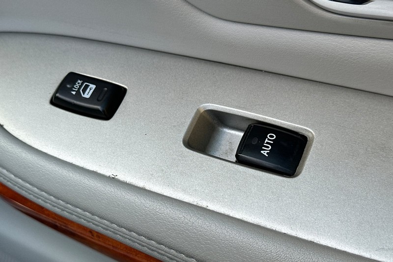 Lexus RX 330 Vehicle Full-screen Gallery Image 21