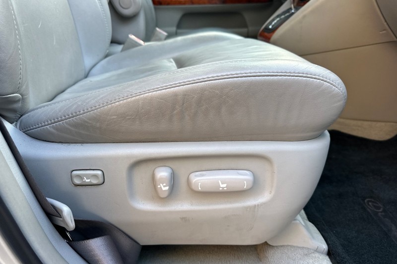 Lexus RX 330 Vehicle Full-screen Gallery Image 22