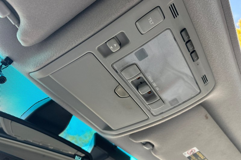 Lexus RX 330 Vehicle Full-screen Gallery Image 23