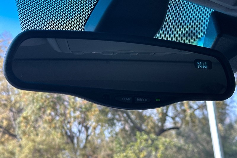 Lexus RX 330 Vehicle Full-screen Gallery Image 24