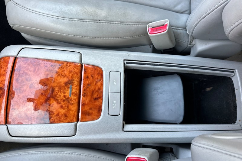 Lexus RX 330 Vehicle Full-screen Gallery Image 31