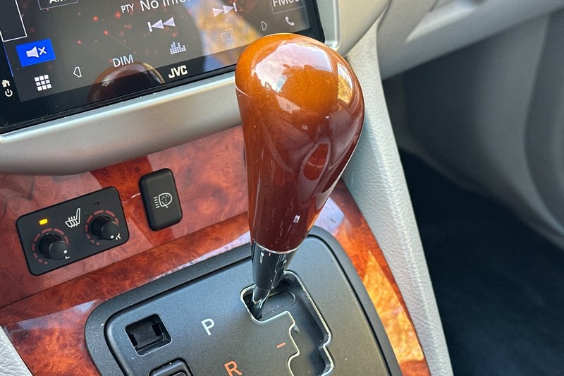 Lexus RX 330 Vehicle Full-screen Gallery Image 32