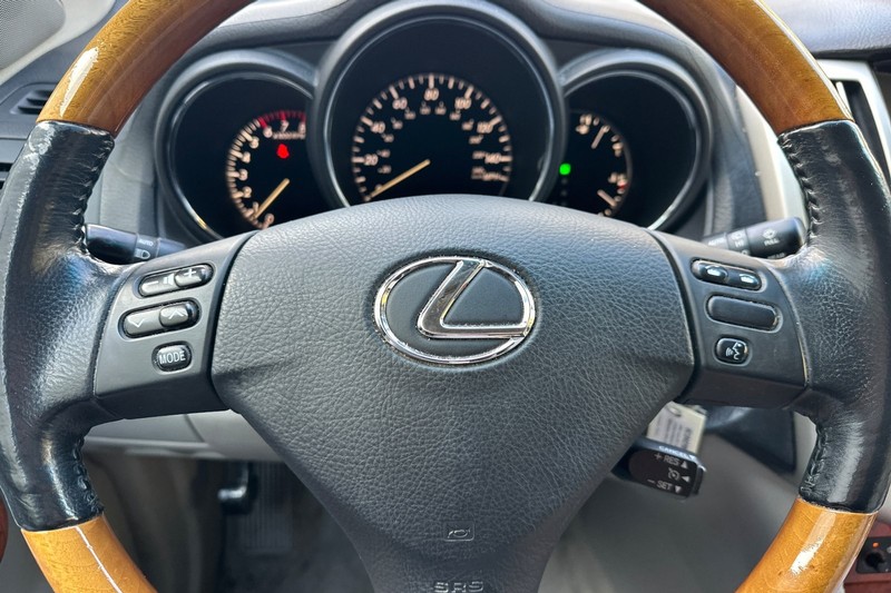 Lexus RX 330 Vehicle Full-screen Gallery Image 33