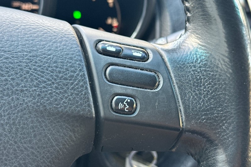 Lexus RX 330 Vehicle Full-screen Gallery Image 36